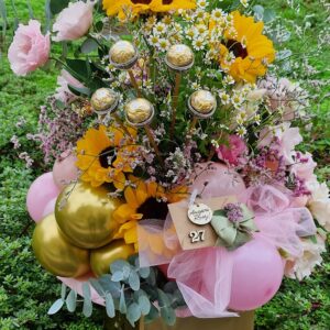 Composizione floreale con palloncini, cioccolatini e targhetta incisa personalizzata