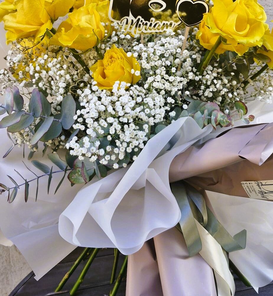 Bouquet 18 anni personalizzato con rose gialle e topper a Corato - DV Flowers