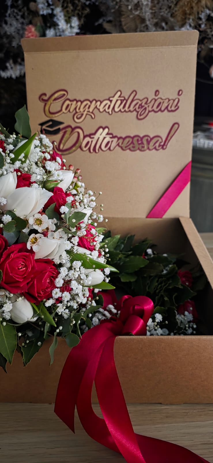 Kit Red and White per laurea: corona di alloro con rose rosse e bouquet abbinato di tulipani bianchi e rose rosse