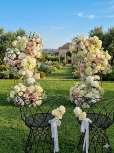 Allestimento floreale per matrimonio con rose bianche, ortensie e candele su tavolo imperiale - DV Flowers