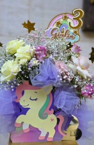 Composizione floreale unicorno con rose e topper personalizzato intagliato a Corato da DV Flowers