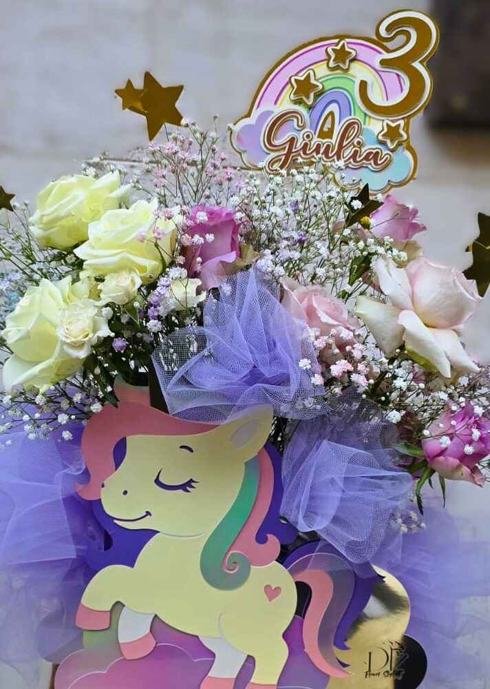 Composizione floreale unicorno con rose e topper personalizzato intagliato a Corato da DV Flowers