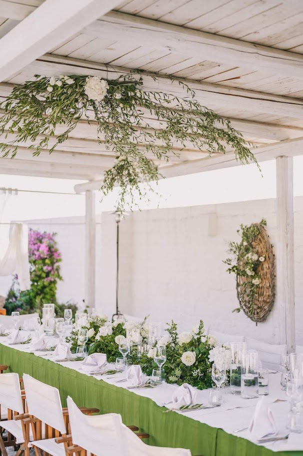 Allestimento tavolo imperiale a Villa Gioia con decorazioni floreali bianche e verdi curate da DV Flowers