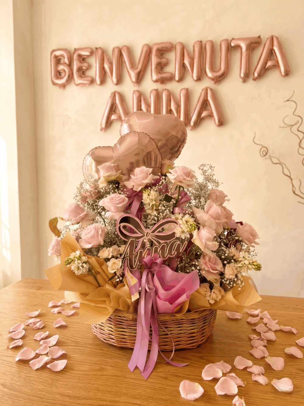 Esclusivo cesto regalo per nascita bimba con nome personalizzato a Corato. Regali nascita Corato cesto nuvola rosa con rose e palloncini per bambina