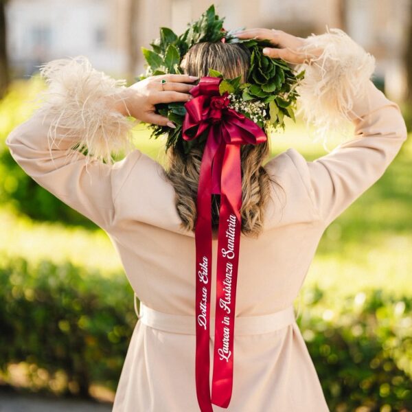 Resa visiva di un nastro personalizzato per corona d'alloro indossato durante una laurea