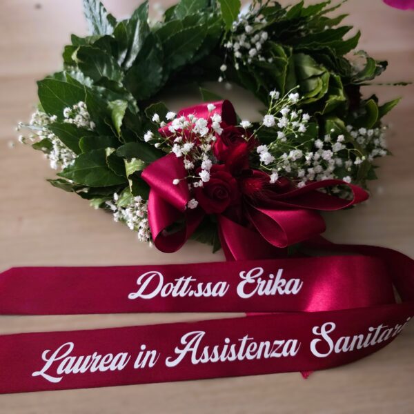 Esempio di nastro personalizzato in raso rosso con stampa per corona d'alloro da laurea