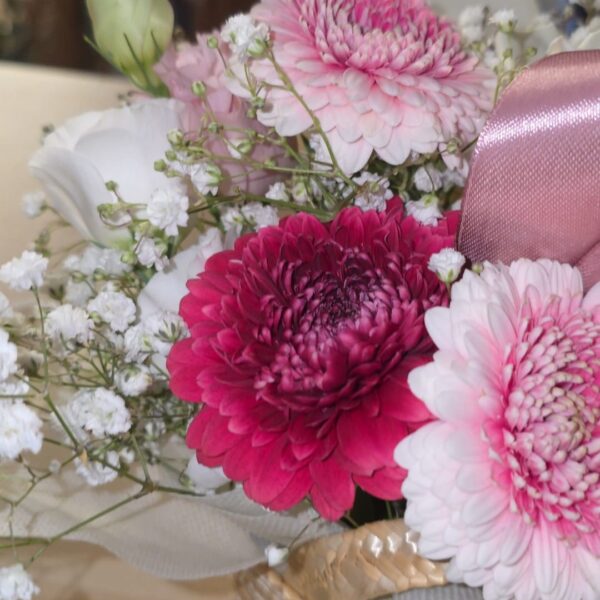 Dettaglio fiori freschi gerbera rosa garofano fucsia e lisianthus Bonbon Floreale Corato