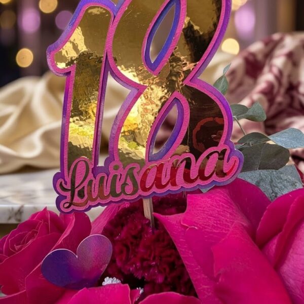 dettaglio topper personalizzato con nome e 18 anni bouquet incanto fuxia dv flowers