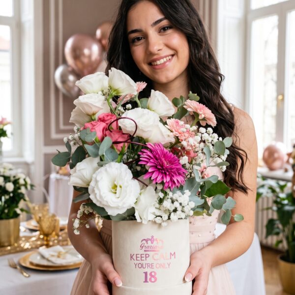 Ragazza diciottenne sorridente con flower box 18 anni personalizzata in velluto